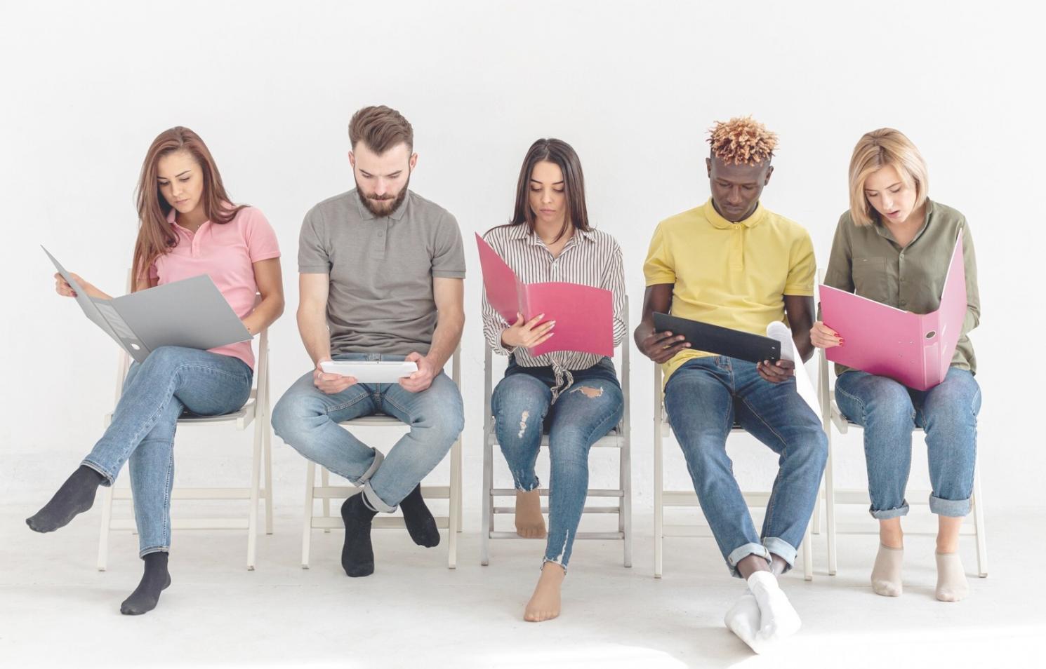 Équipe d'analystes financiers travaillant sur des tableaux de bord interactifs et des outils de modélisation avancés