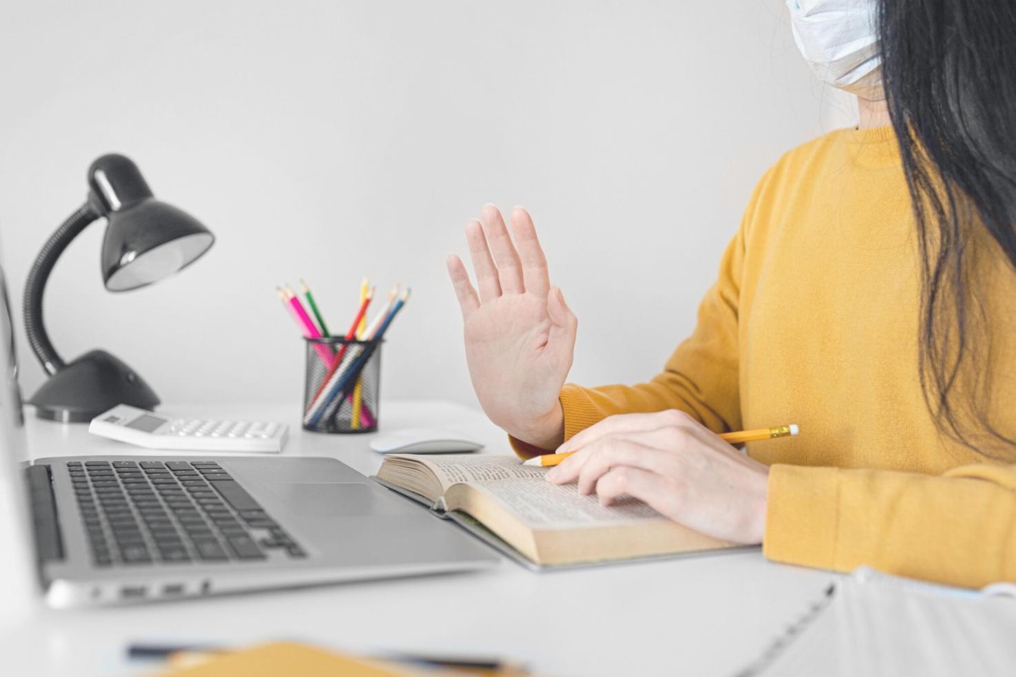 Espace de formation moderne avec ordinateurs et écrans financiers
